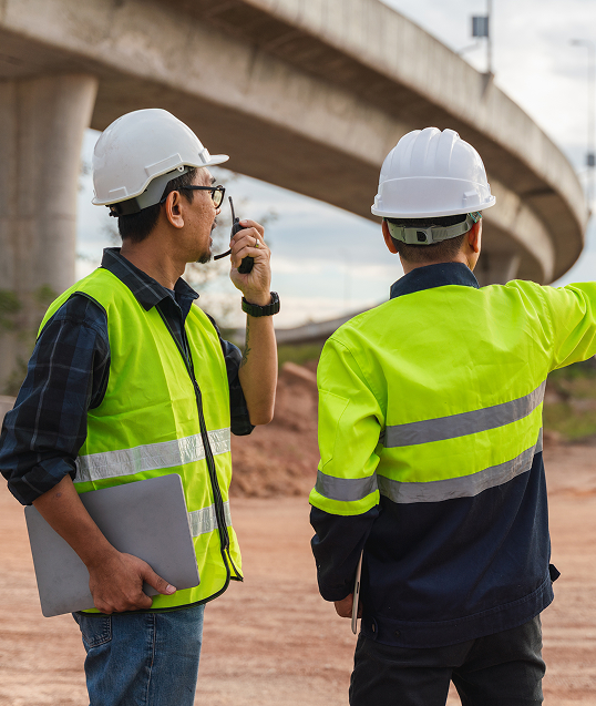 会話する作業員