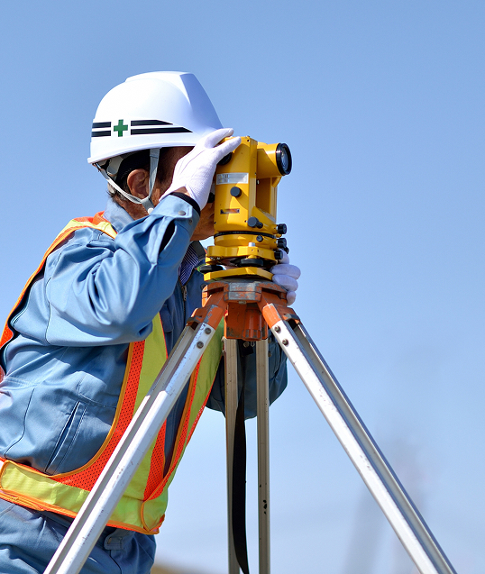 計測する作業員