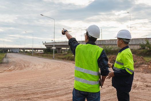 話し合う作業員