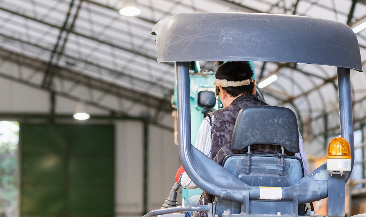 機械操作する作業員