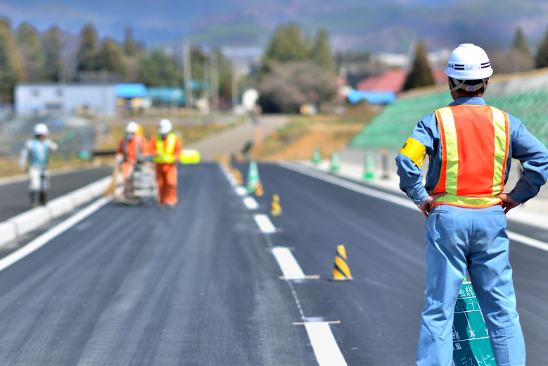 作業を見守る作業員