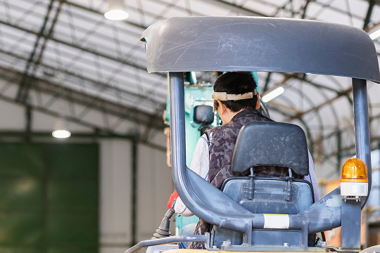 機械で作業する人