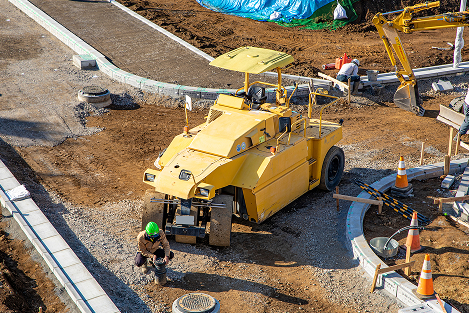 機械で作業する人